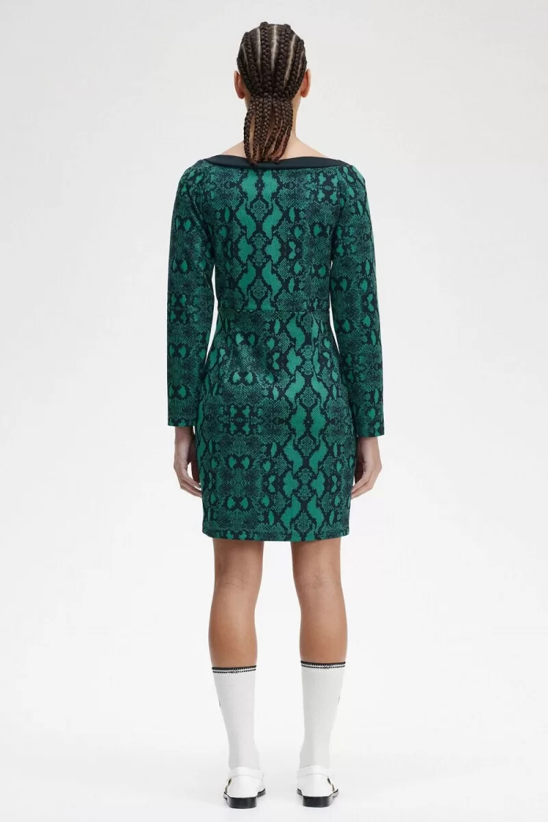 abito da donna fred perry con stampa serpente e spalle scoperte color menta intenso