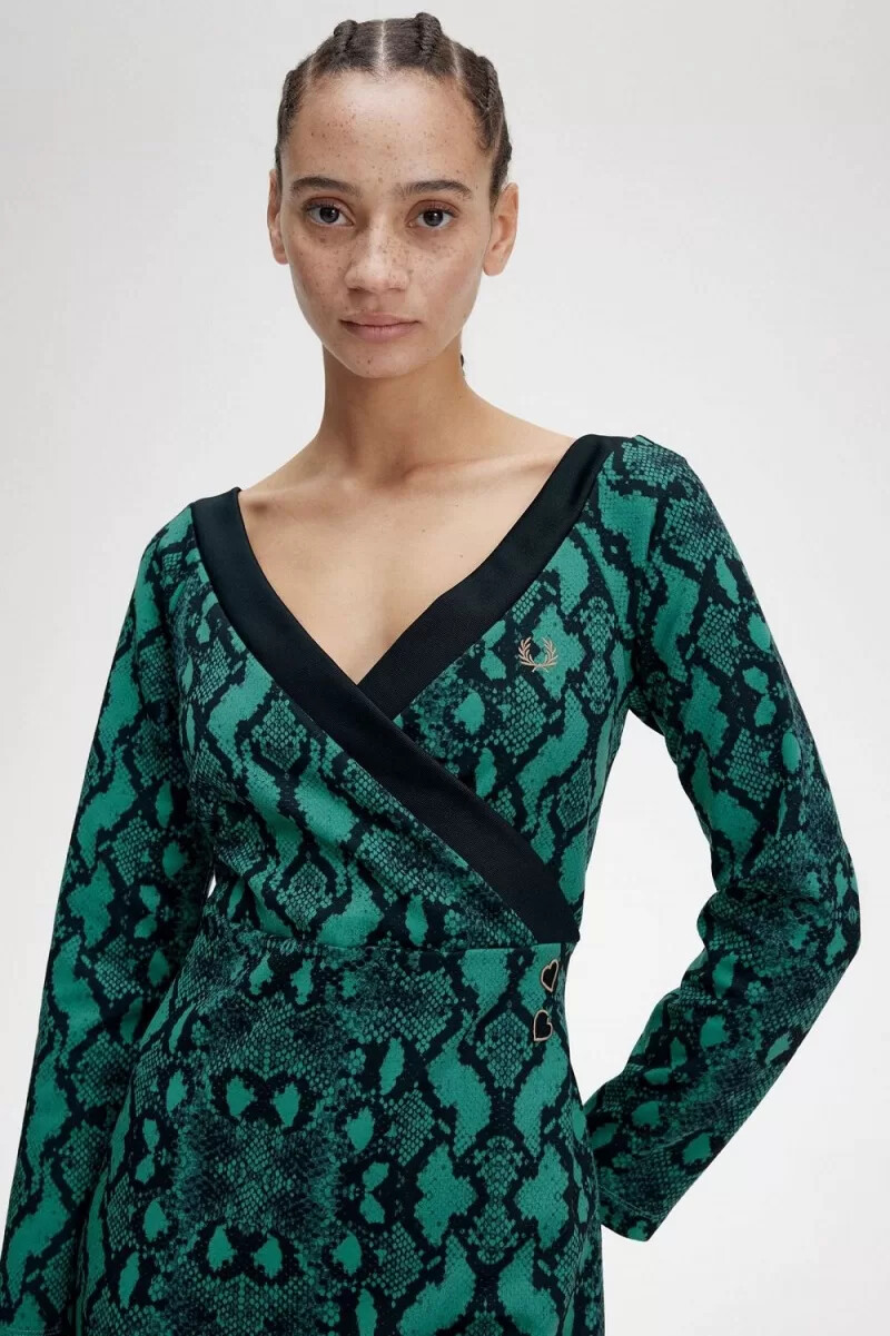 abito da donna fred perry con stampa serpente e spalle scoperte color menta intenso