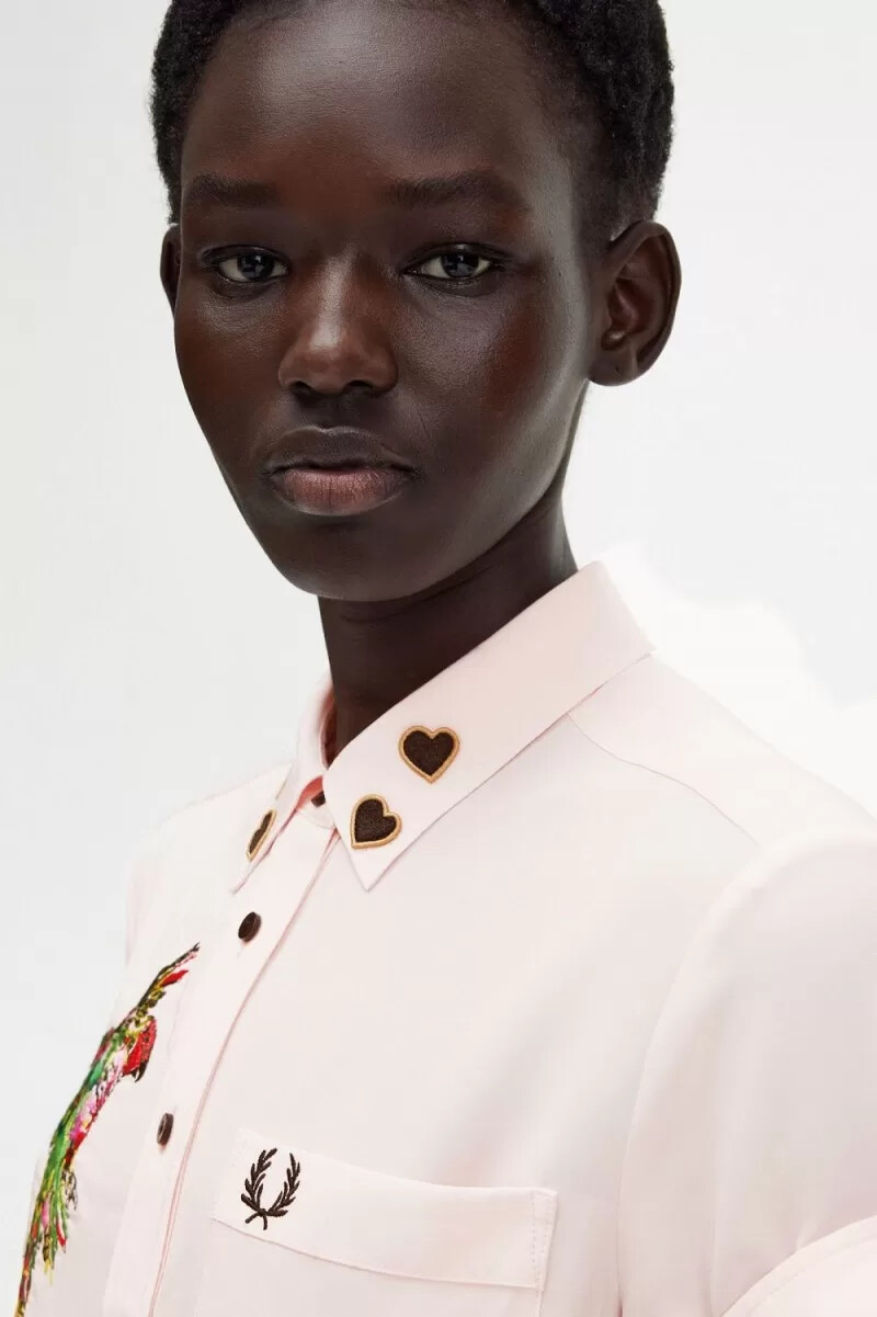 camicia da donna fred perry con fiocco ricamato rosa latte