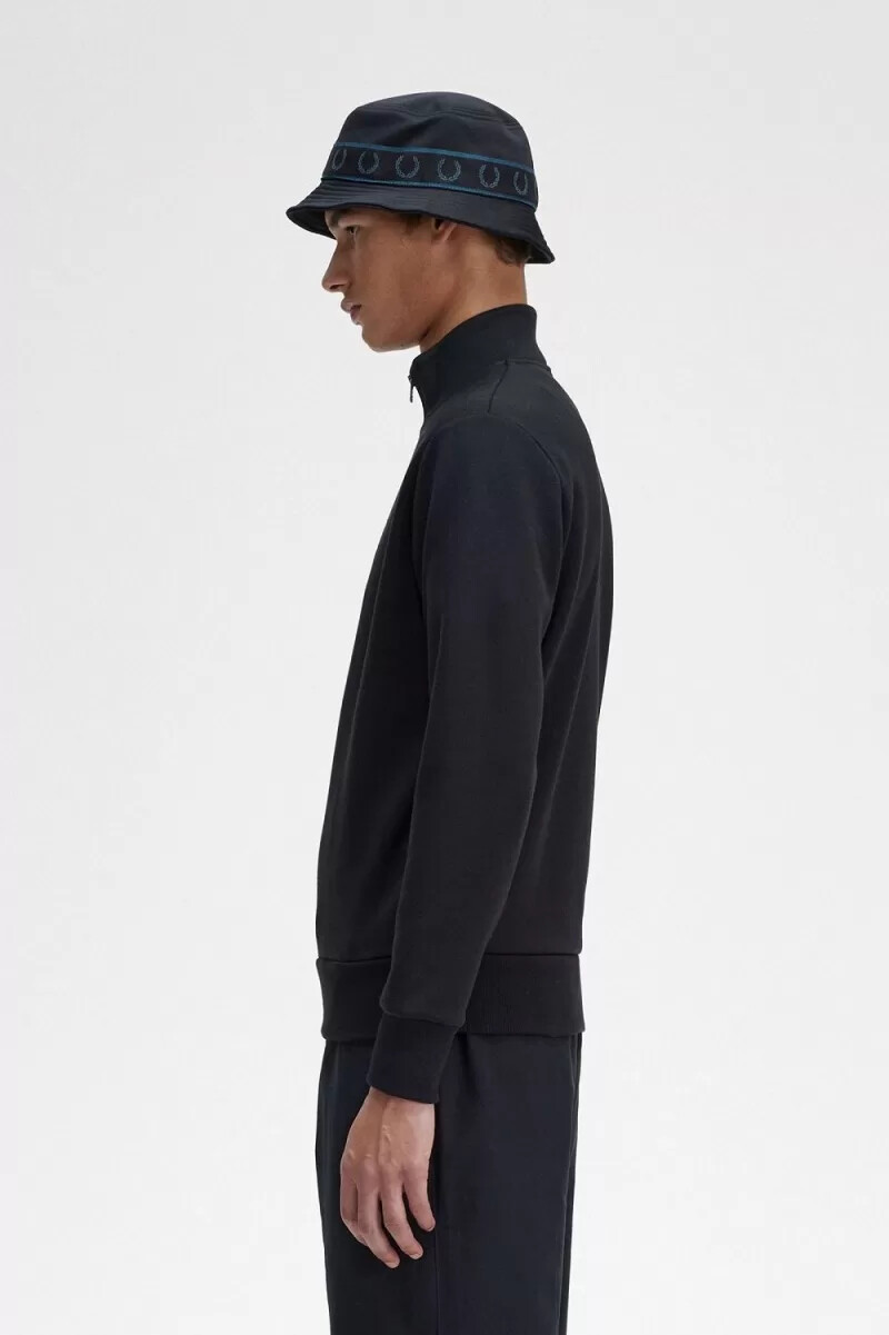 felpa da uomo con mezza zip ricamata fred perry nera