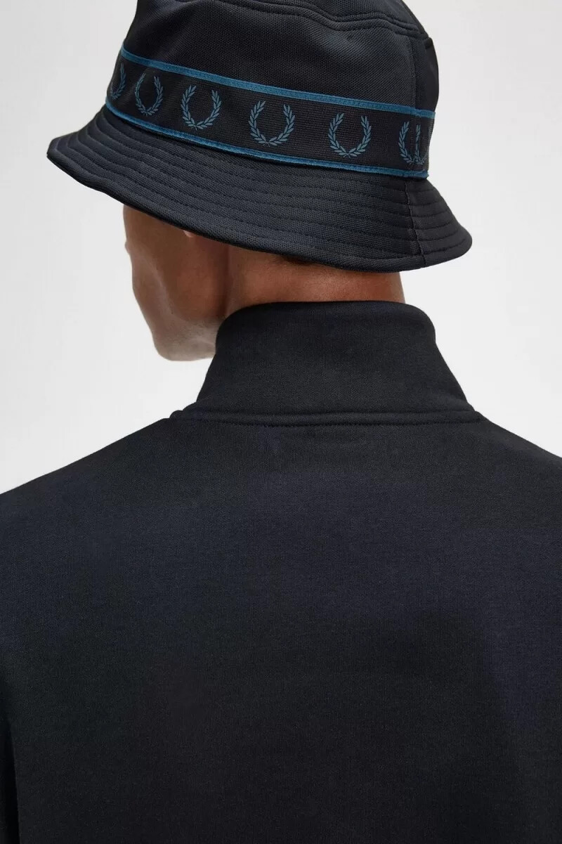 felpa da uomo con mezza zip ricamata fred perry nera