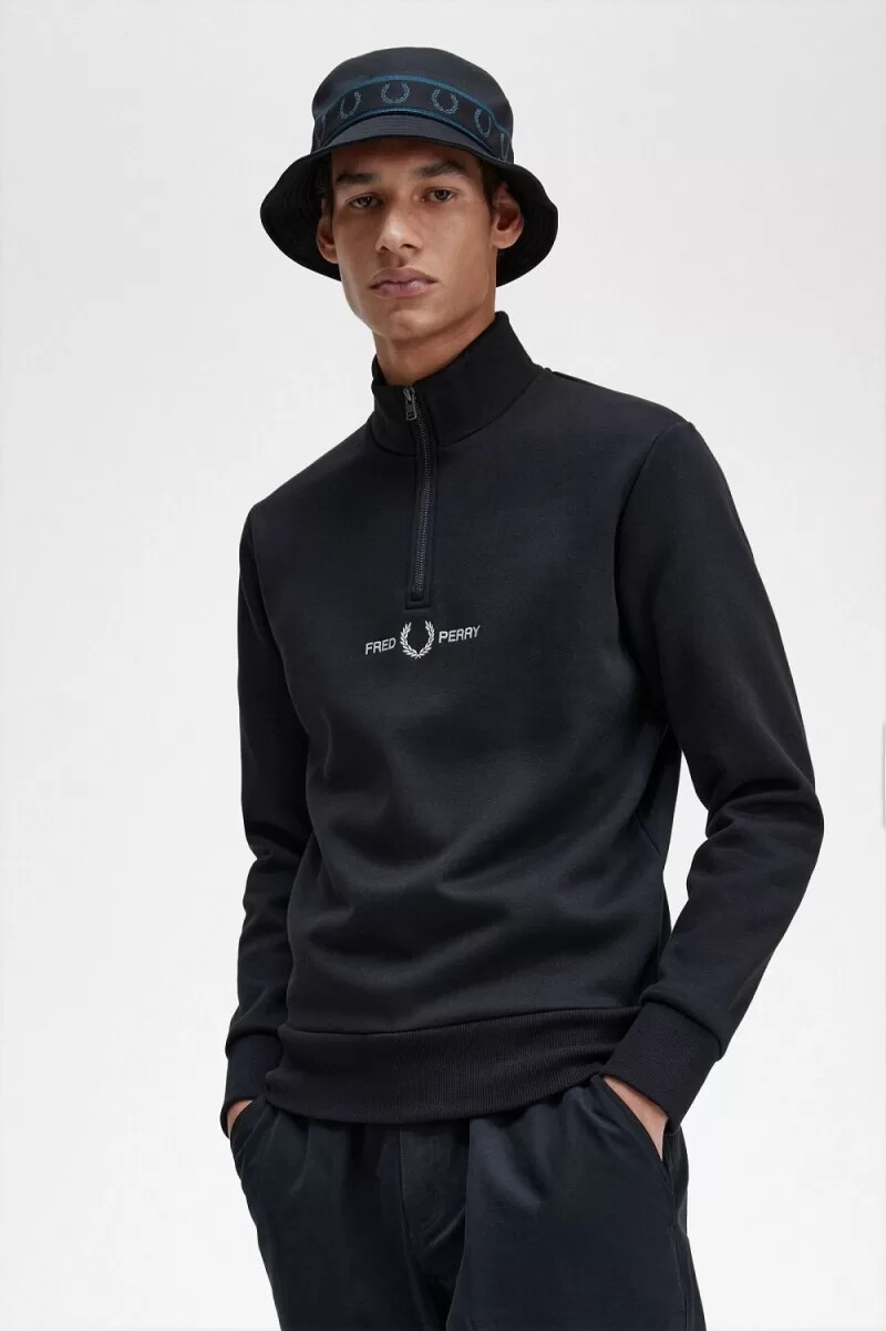 felpa da uomo con mezza zip ricamata fred perry nera