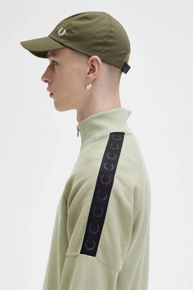 felpa da uomo con mezza zip e marchio fred perry circle color menta