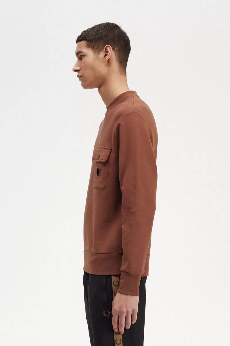 felpa girocollo da uomo con dettaglio stemma fred perry marrone whisky