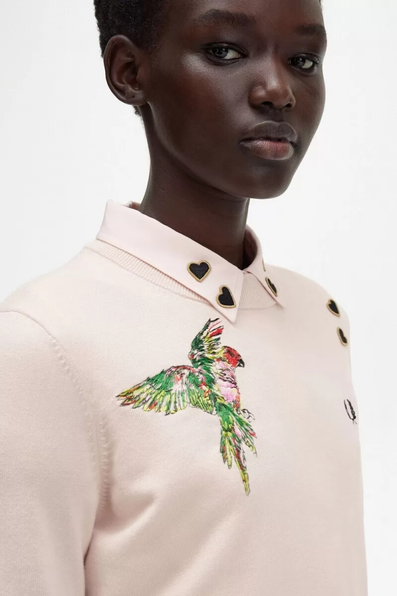maglione da donna ricamato fred perry rosa latte