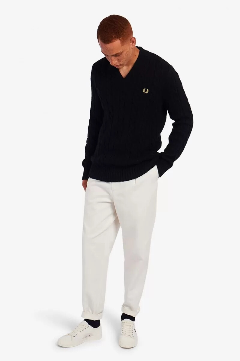 maglione da uomo con scollo a v in maglia a trecce fred perry nero
