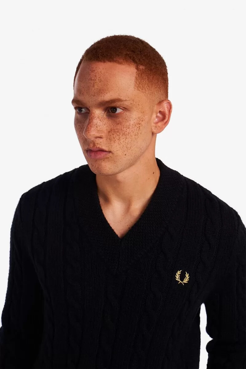 maglione da uomo con scollo a v in maglia a trecce fred perry nero