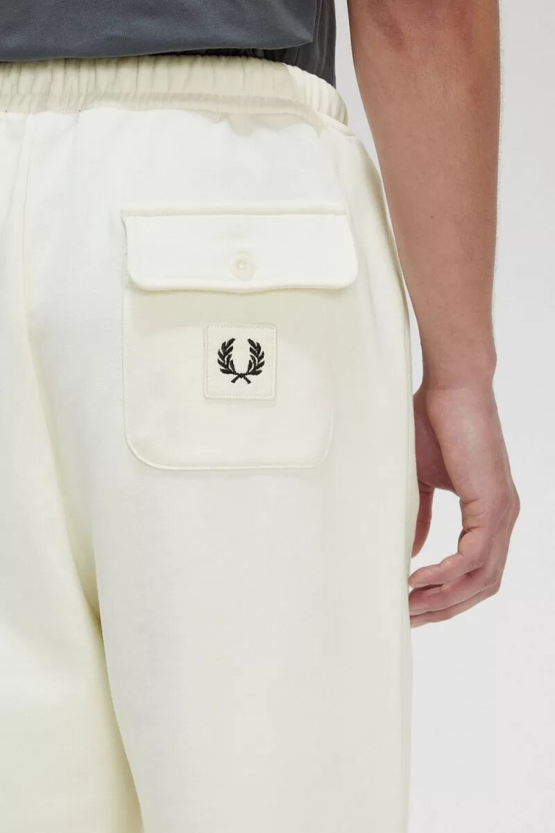 pantaloni da uomo fred perry con dettaglio distintivo beige