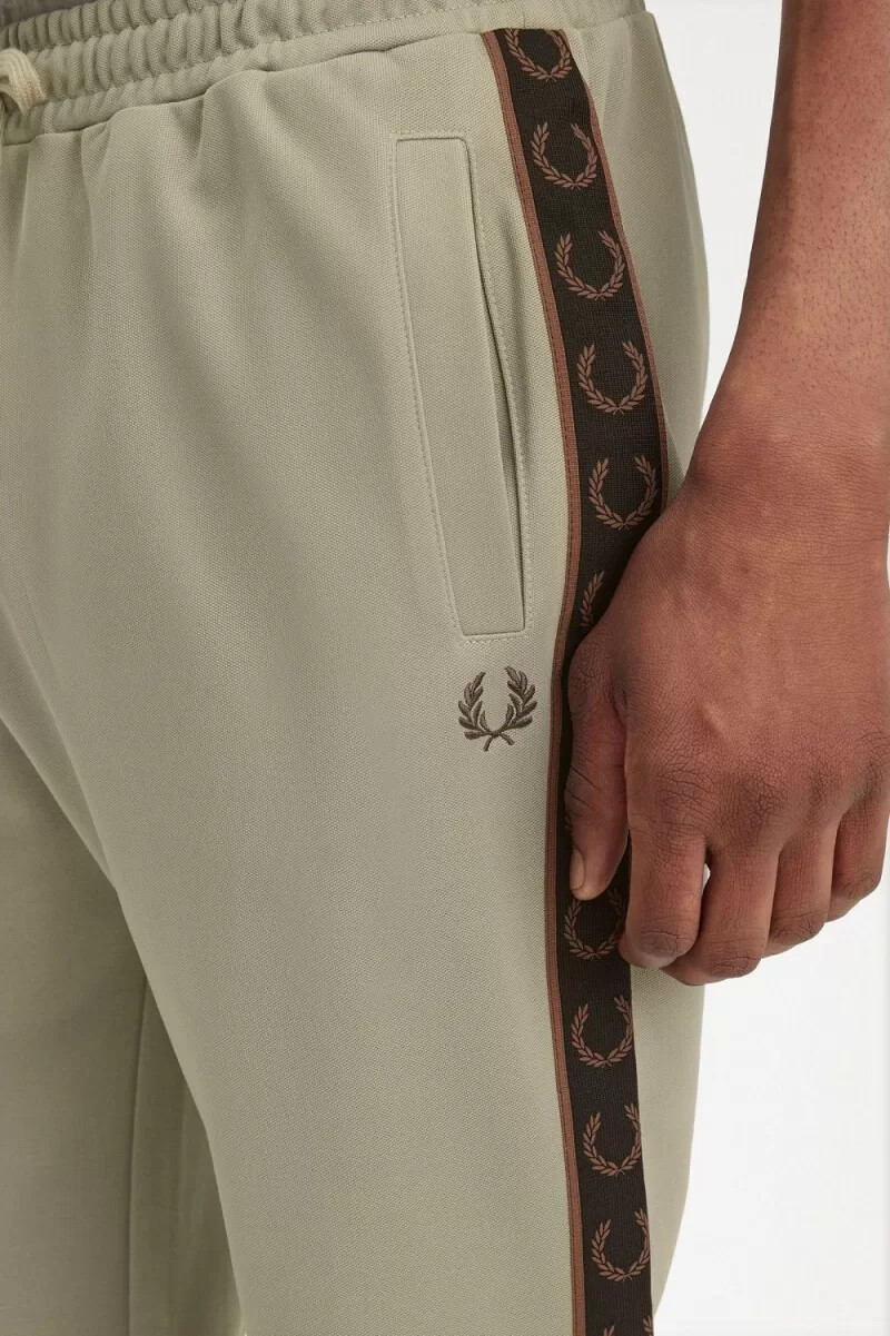 pantaloni da uomo fred perry contrast tape track grigio caldo rosso scuro
