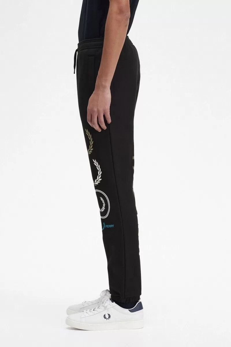 pantaloni da uomo in felpa con marchio grafico fred perry neri