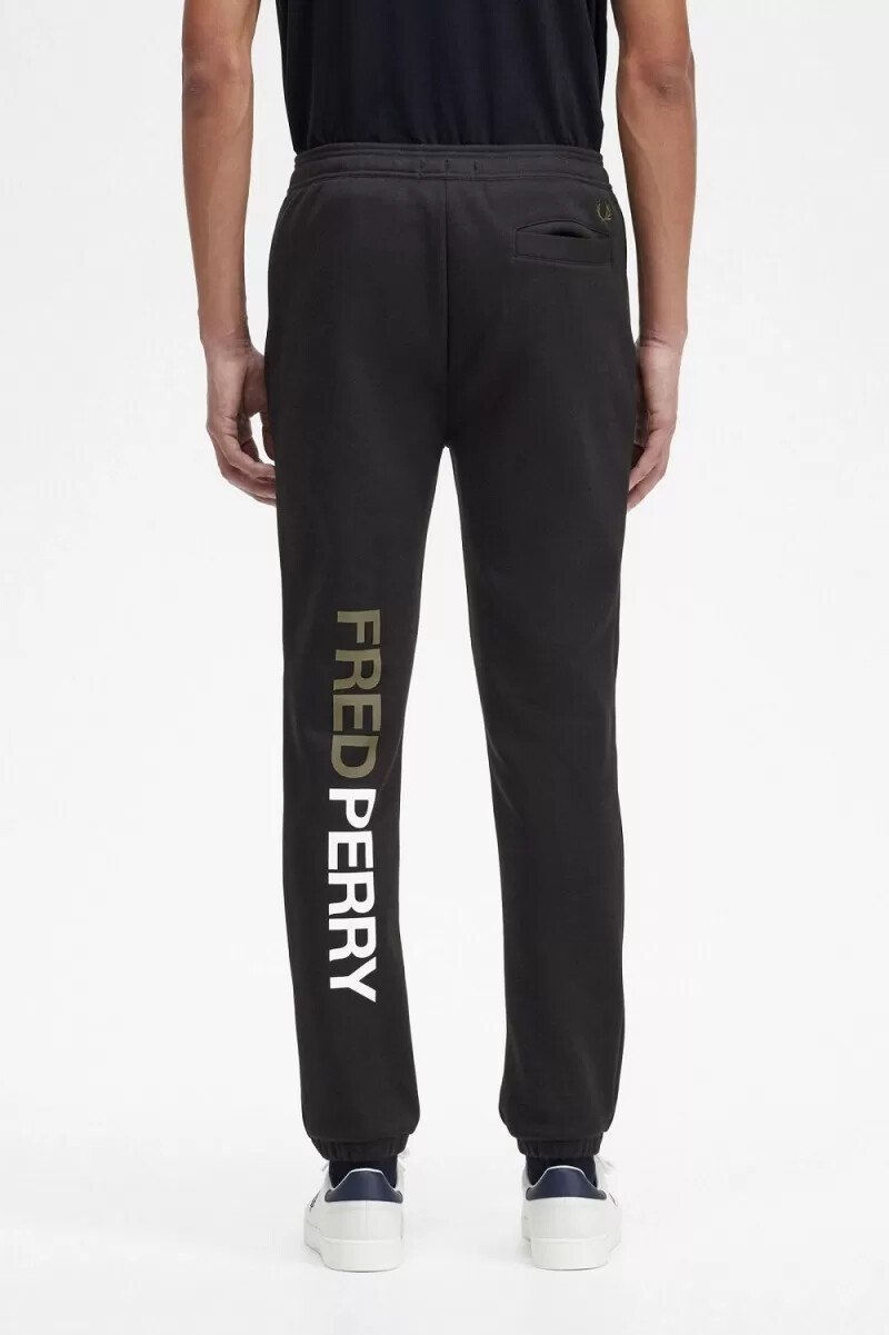 pantaloni da uomo in felpa con marchio grafico fred perry neri