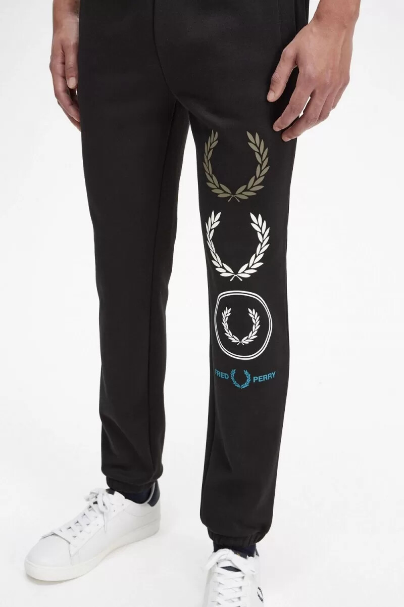 pantaloni da uomo in felpa con marchio grafico fred perry neri