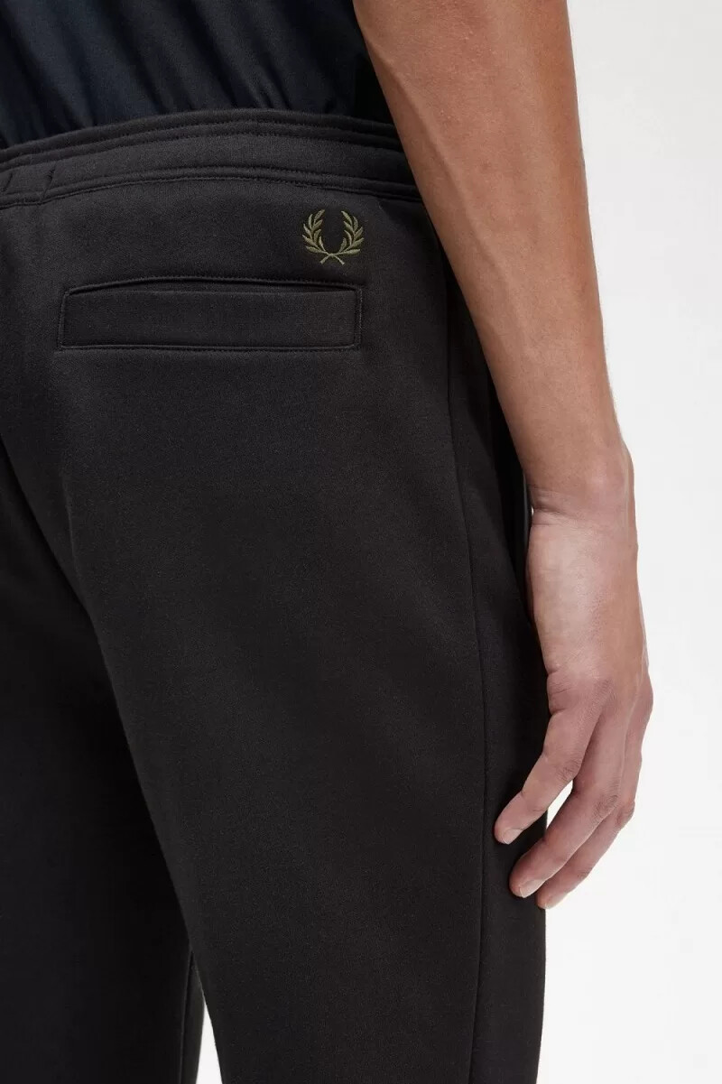pantaloni da uomo in felpa con marchio grafico fred perry neri