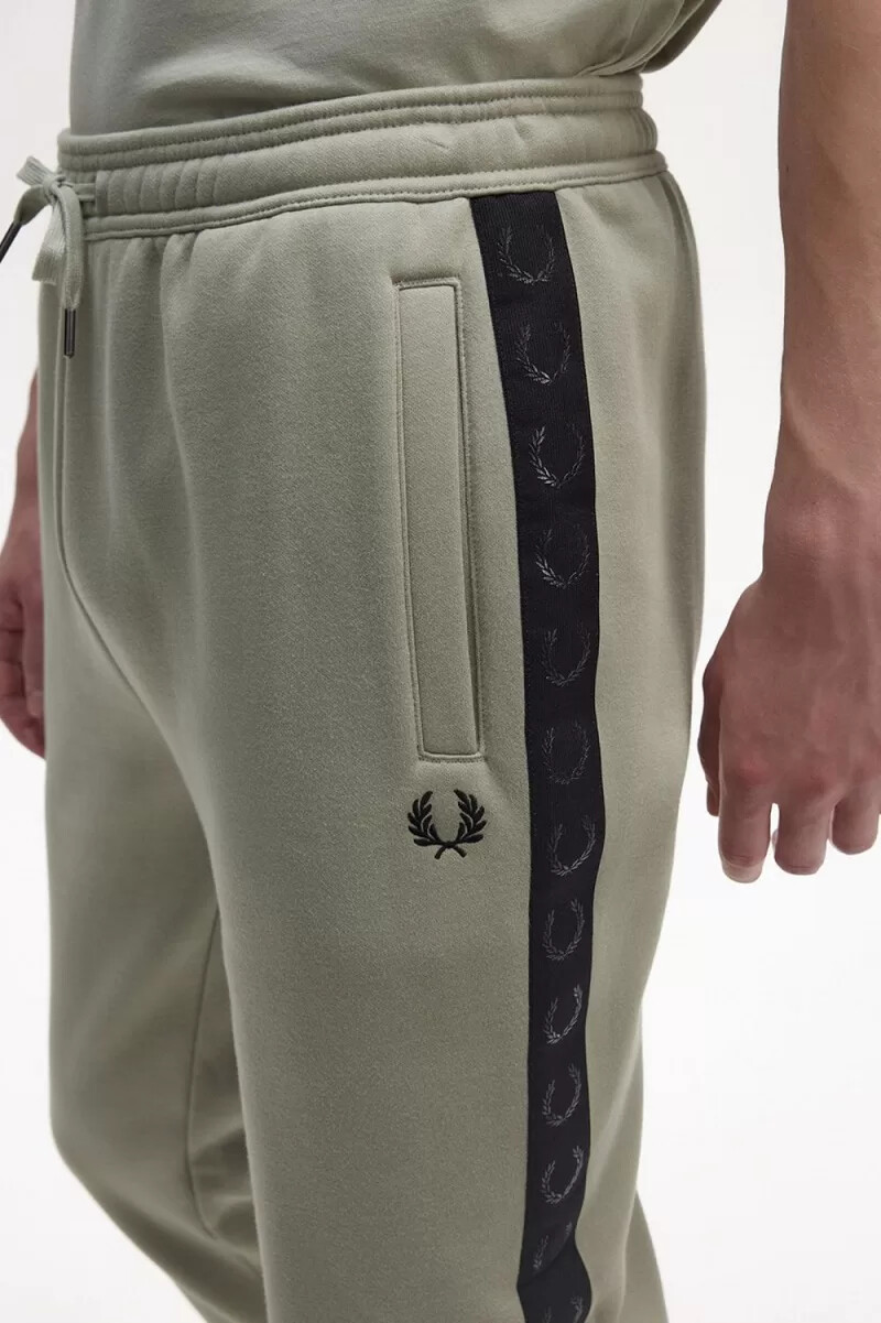 pantaloni da uomo in felpa con nastro in rilievo fred perry color menta
