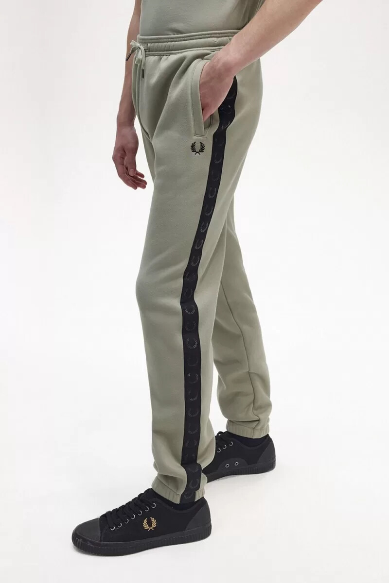 pantaloni da uomo in felpa con nastro in rilievo fred perry color menta