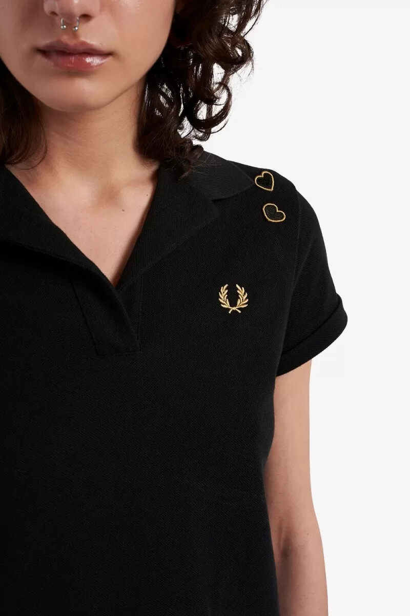 polo da donna in piqué con colletto aperto fred perry nera
