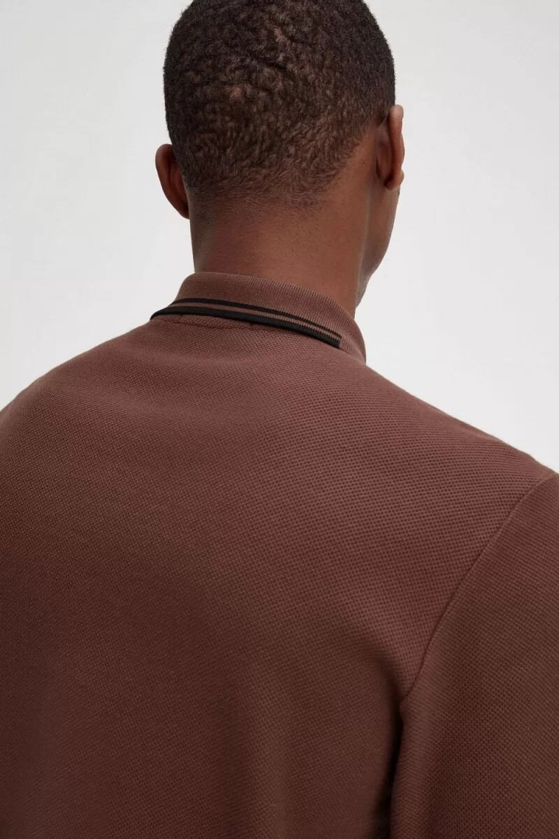 polo da uomo a maniche lunghe in cotone a nido dape fred perry marrone whisky