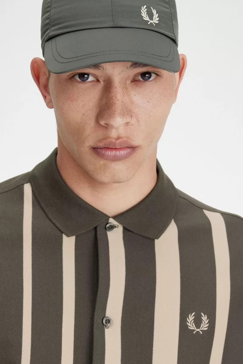 polo da uomo a maniche lunghe a righe sfumate fred perry verde campo