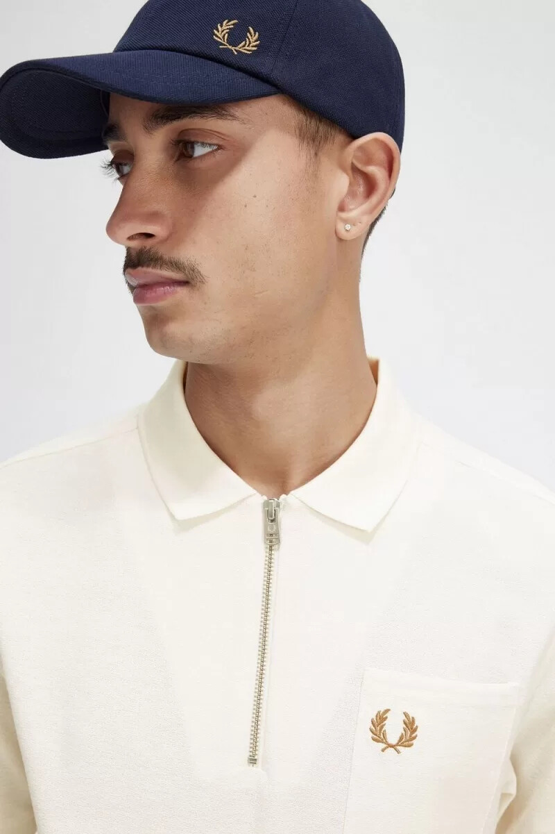 polo da uomo con zip e scollo testurizzato fred perry beige