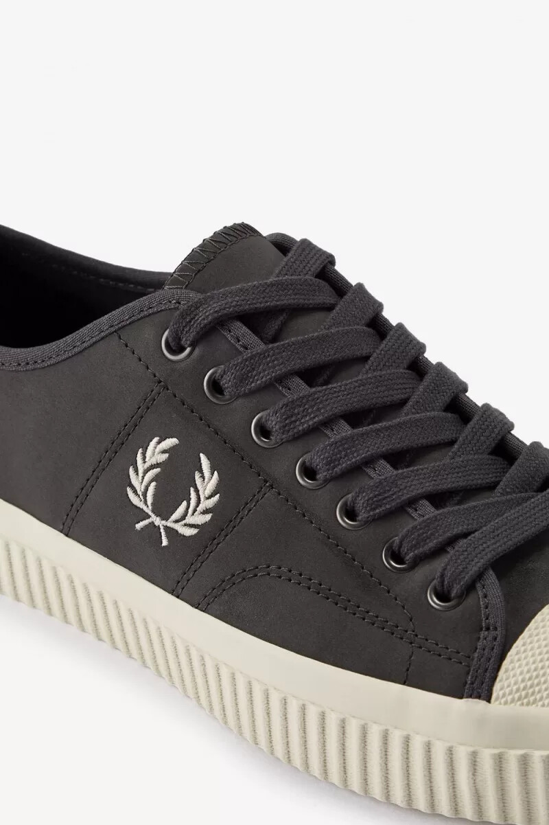 fred perry low hughes scarpe da ginnastica da uomo color canna di fucile beige