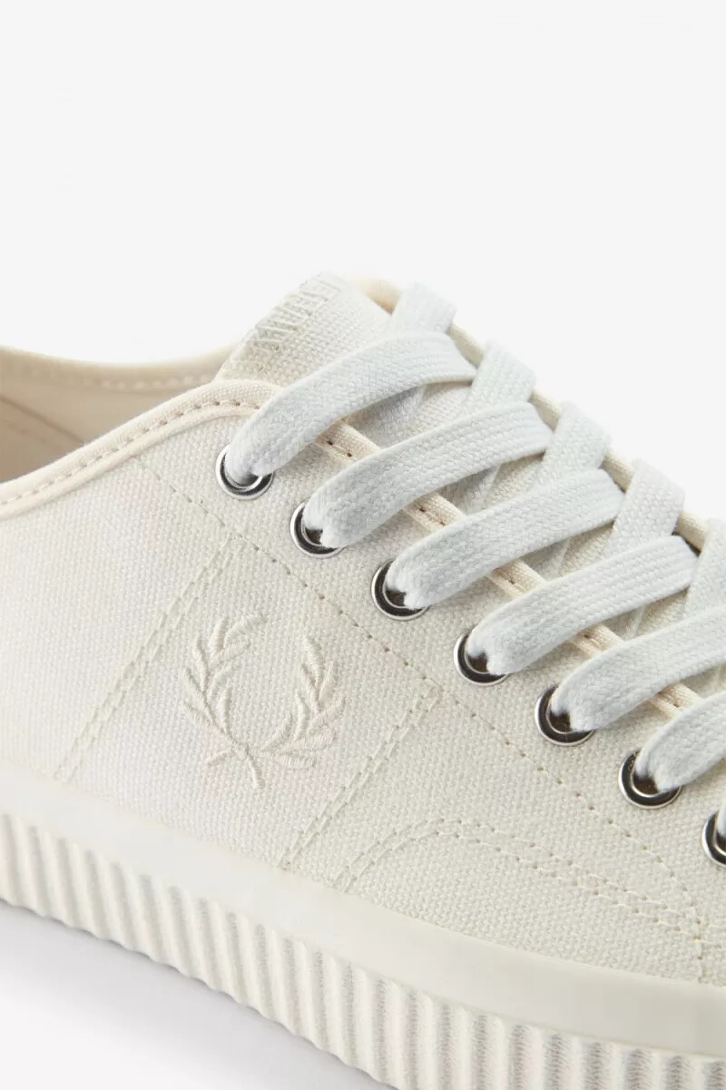 fred perry low hughes scarpe da ginnastica da uomo color avorio e beige chiaro