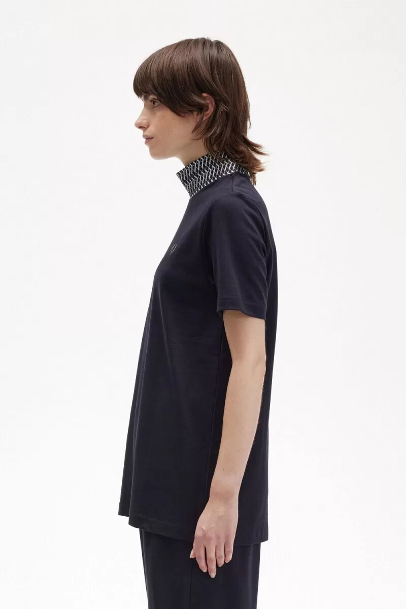 fred perry t-shirt da donna con collo alto e finiture in jacquard blu navy