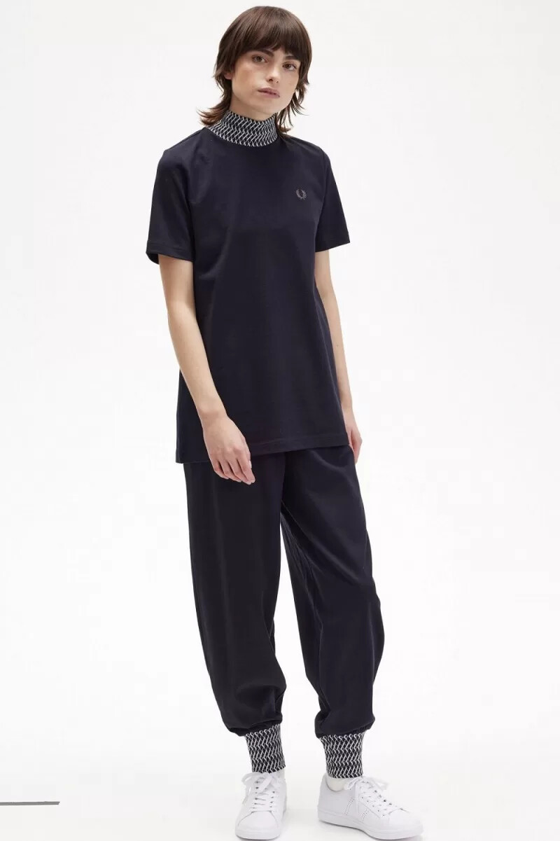 fred perry t-shirt da donna con collo alto e finiture in jacquard blu navy
