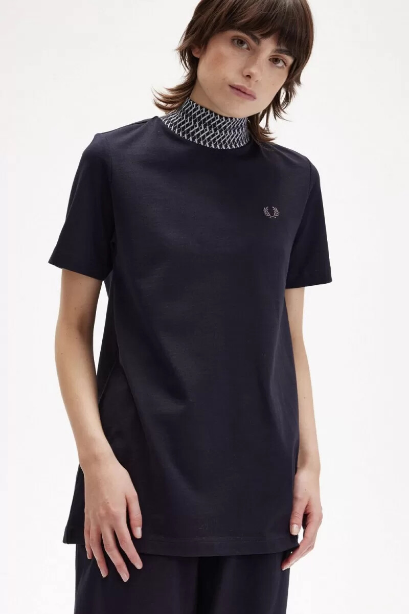 fred perry t-shirt da donna con collo alto e finiture in jacquard blu navy