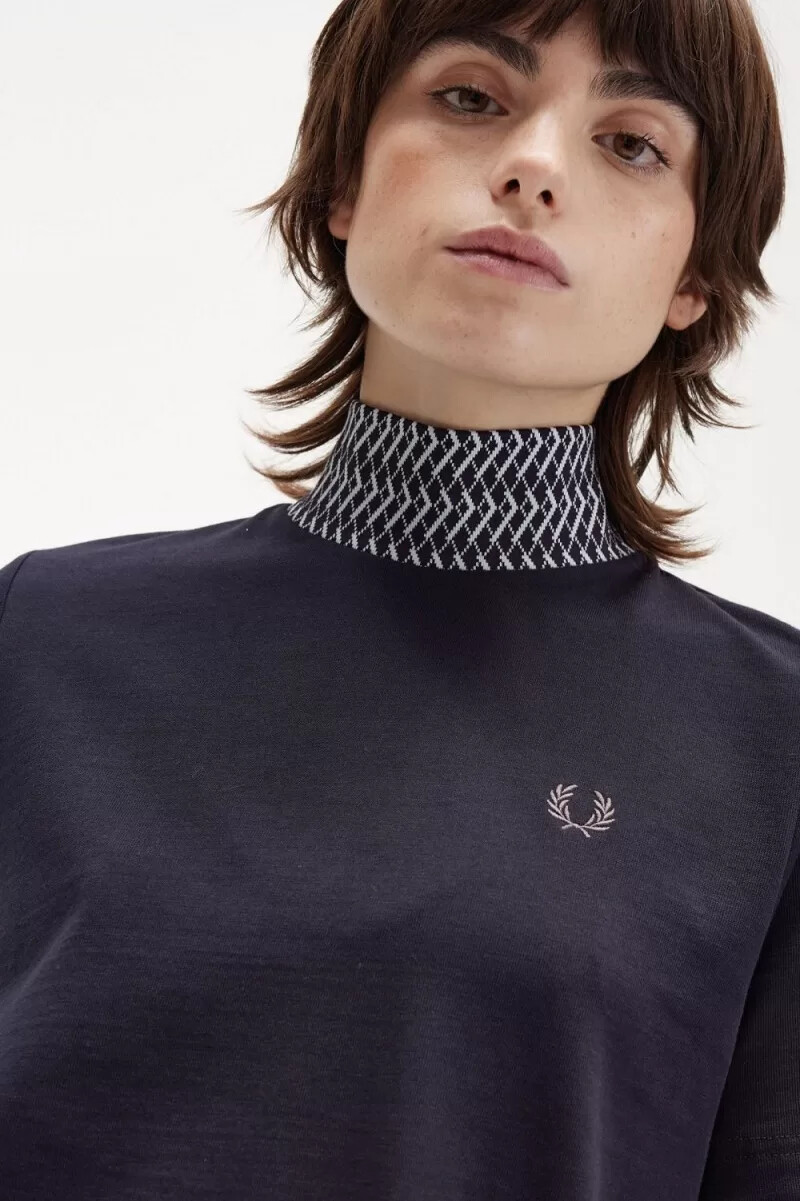 fred perry t-shirt da donna con collo alto e finiture in jacquard blu navy