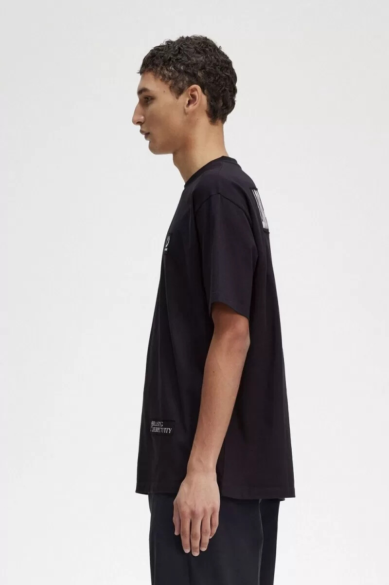 fred perry - maglietta da uomo rilassata con toppa stampata nera