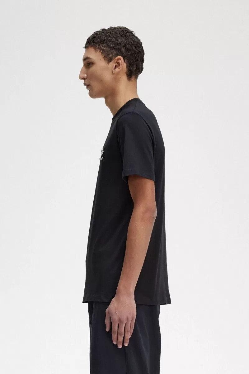 spilla smaltata fred perry da uomo maglietta nera