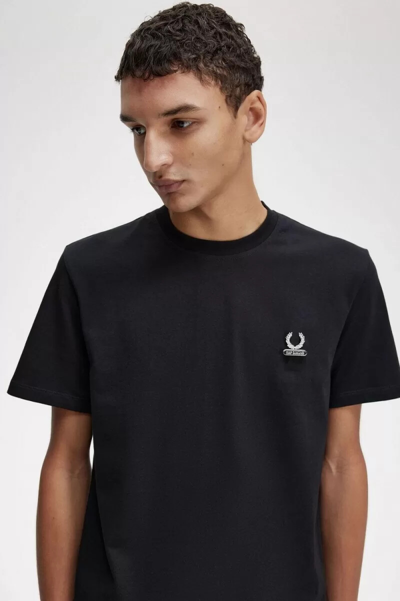 spilla smaltata fred perry da uomo maglietta nera
