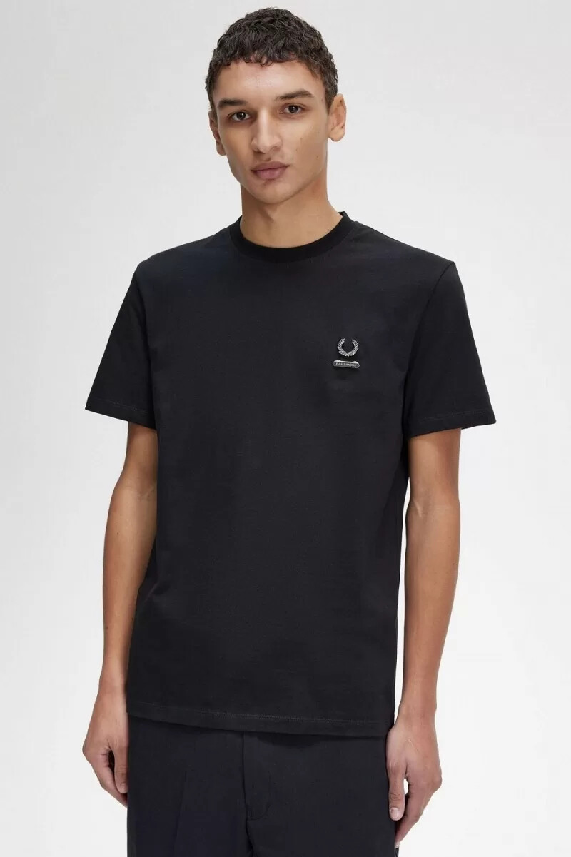 spilla smaltata fred perry da uomo maglietta nera