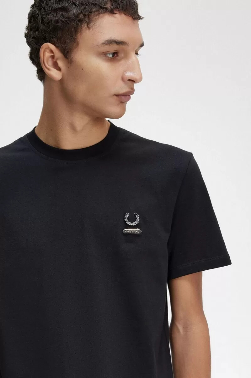 spilla smaltata fred perry da uomo maglietta nera