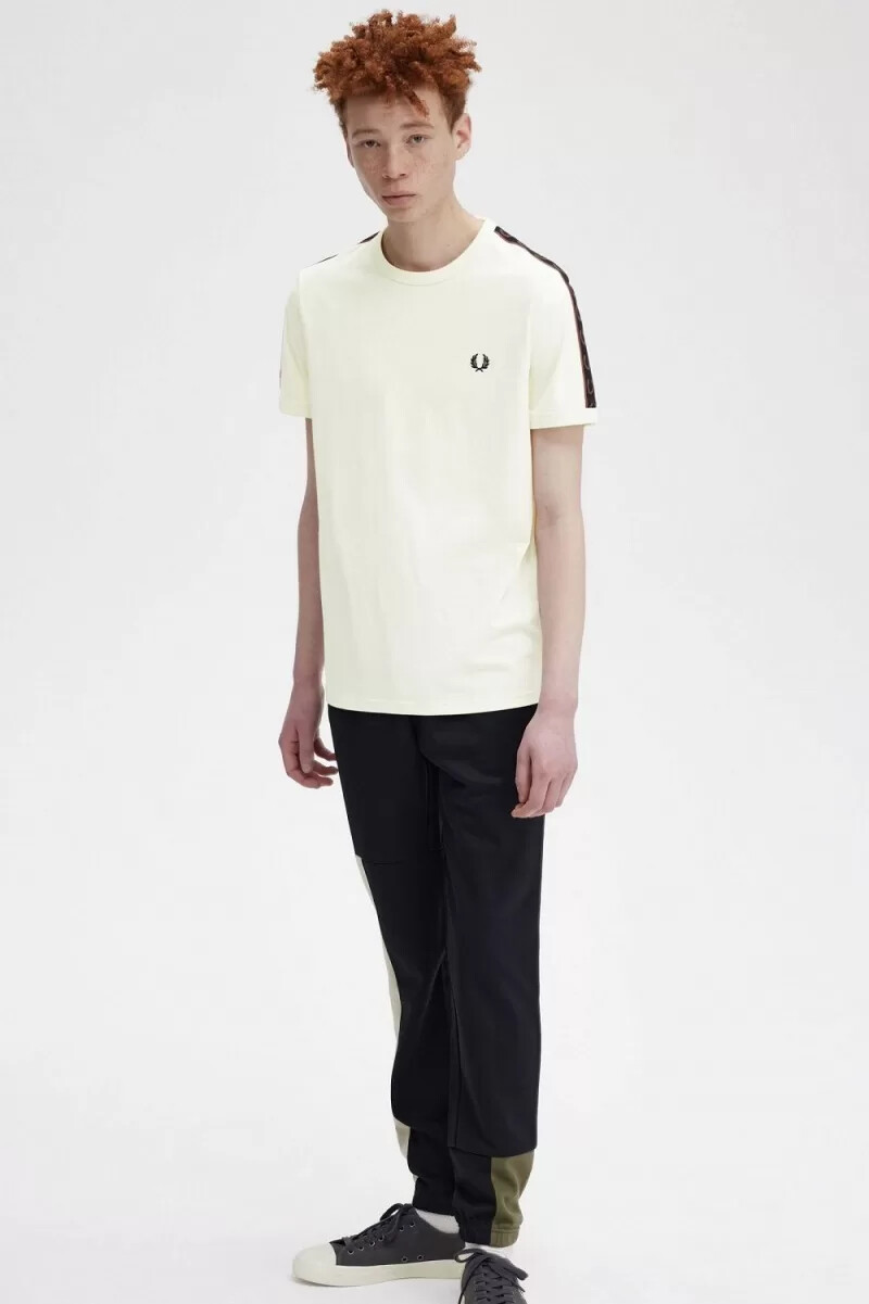 fred perry contrast tape ringer t-shirt da uomo beige whisky marrone