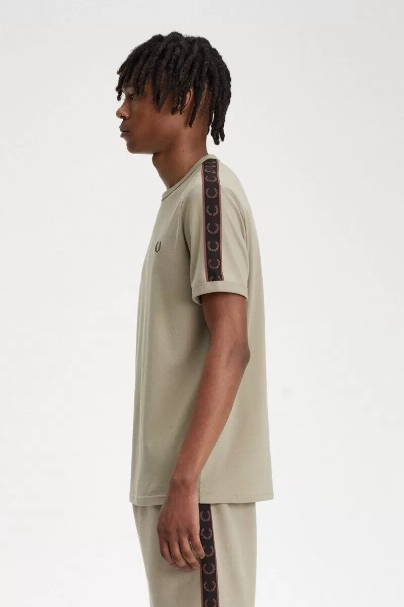 fred perry contrast tape ringer t-shirt da uomo grigio caldo rosso scuro