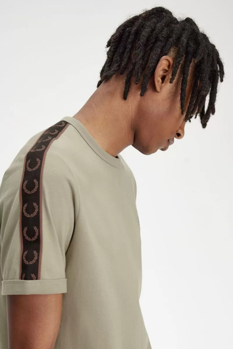 fred perry contrast tape ringer t-shirt da uomo grigio caldo rosso scuro