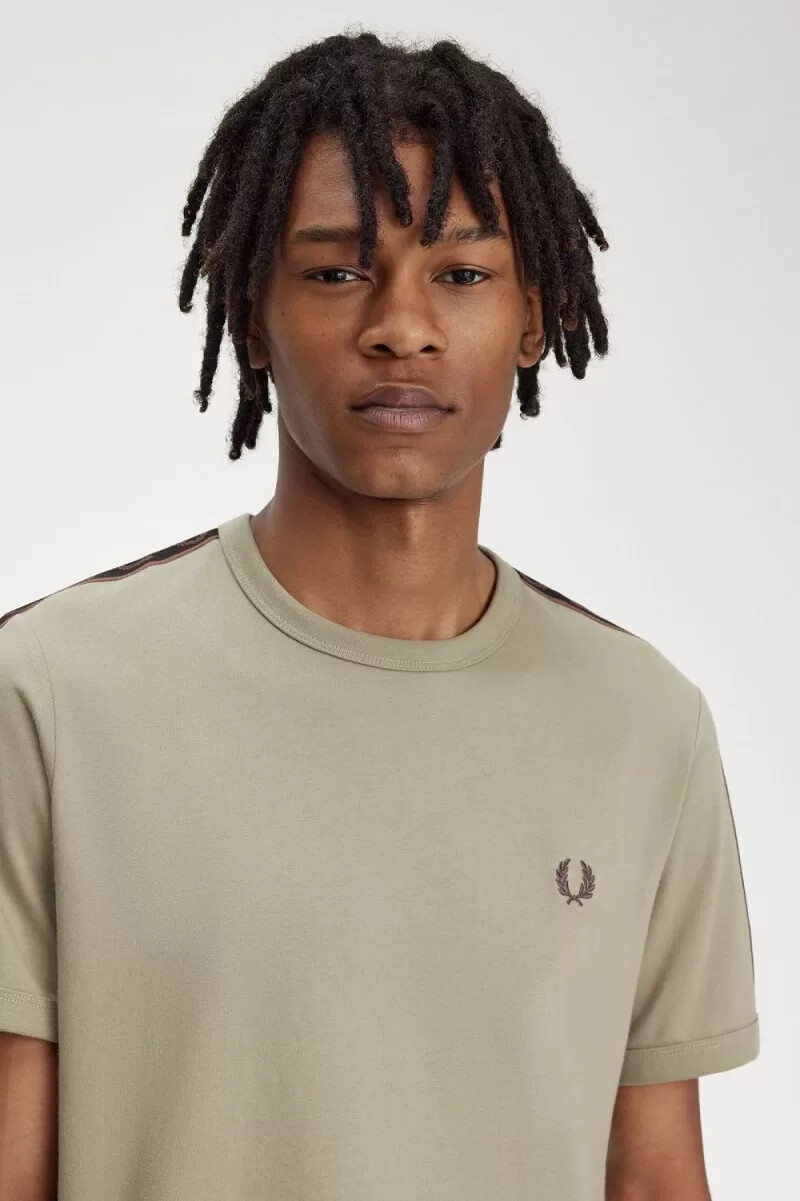 fred perry contrast tape ringer t-shirt da uomo grigio caldo rosso scuro