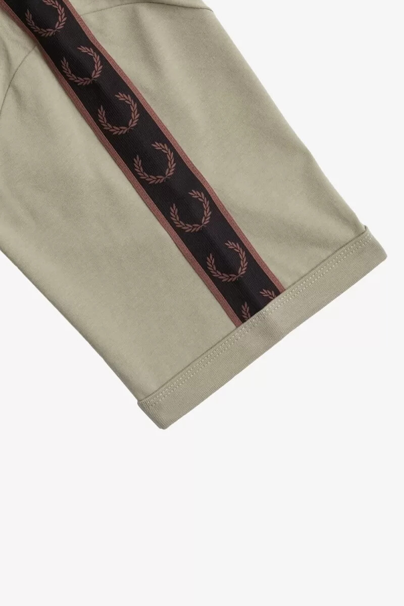 fred perry contrast tape ringer t-shirt da uomo grigio caldo rosso scuro
