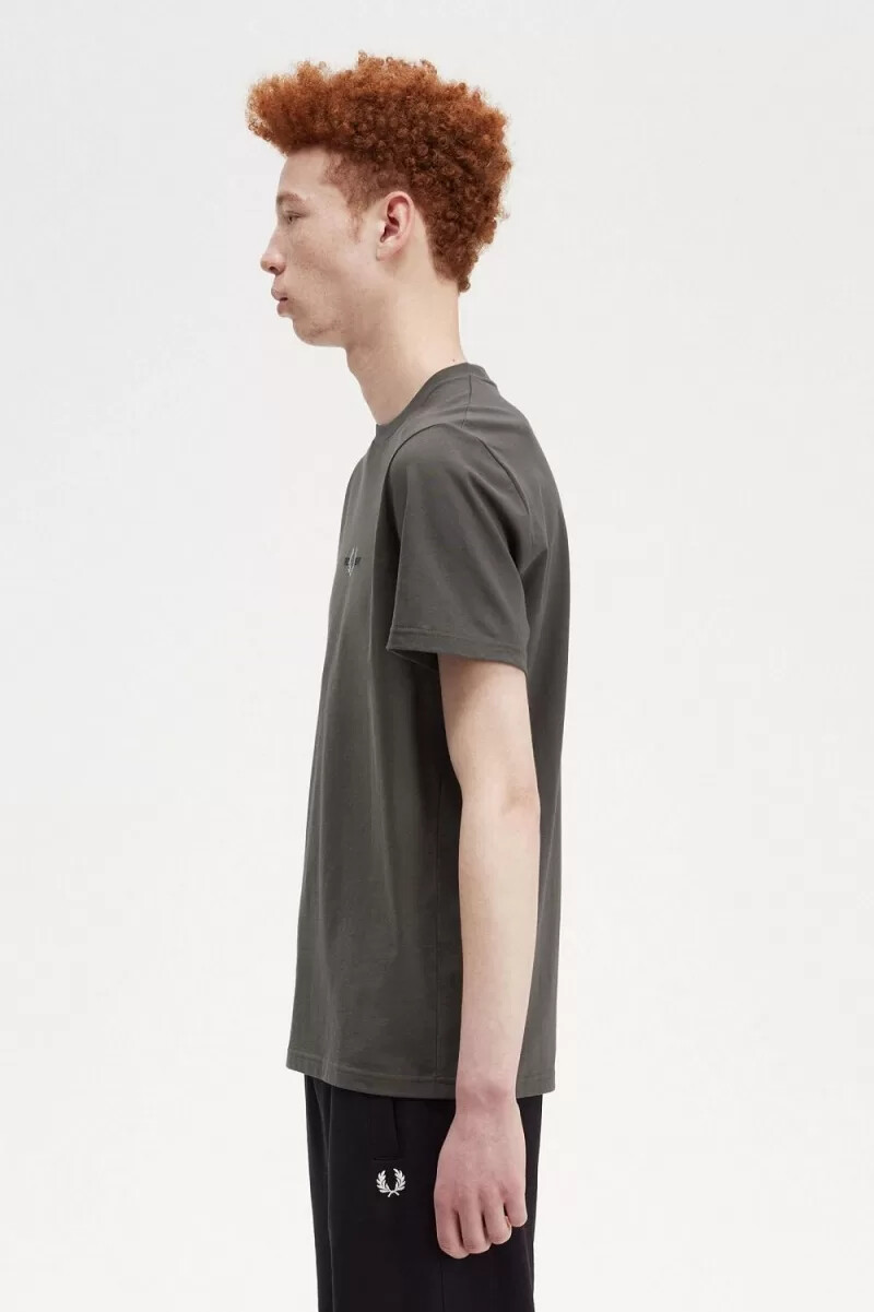 maglietta da uomo ricamata fred perry colore verde campo