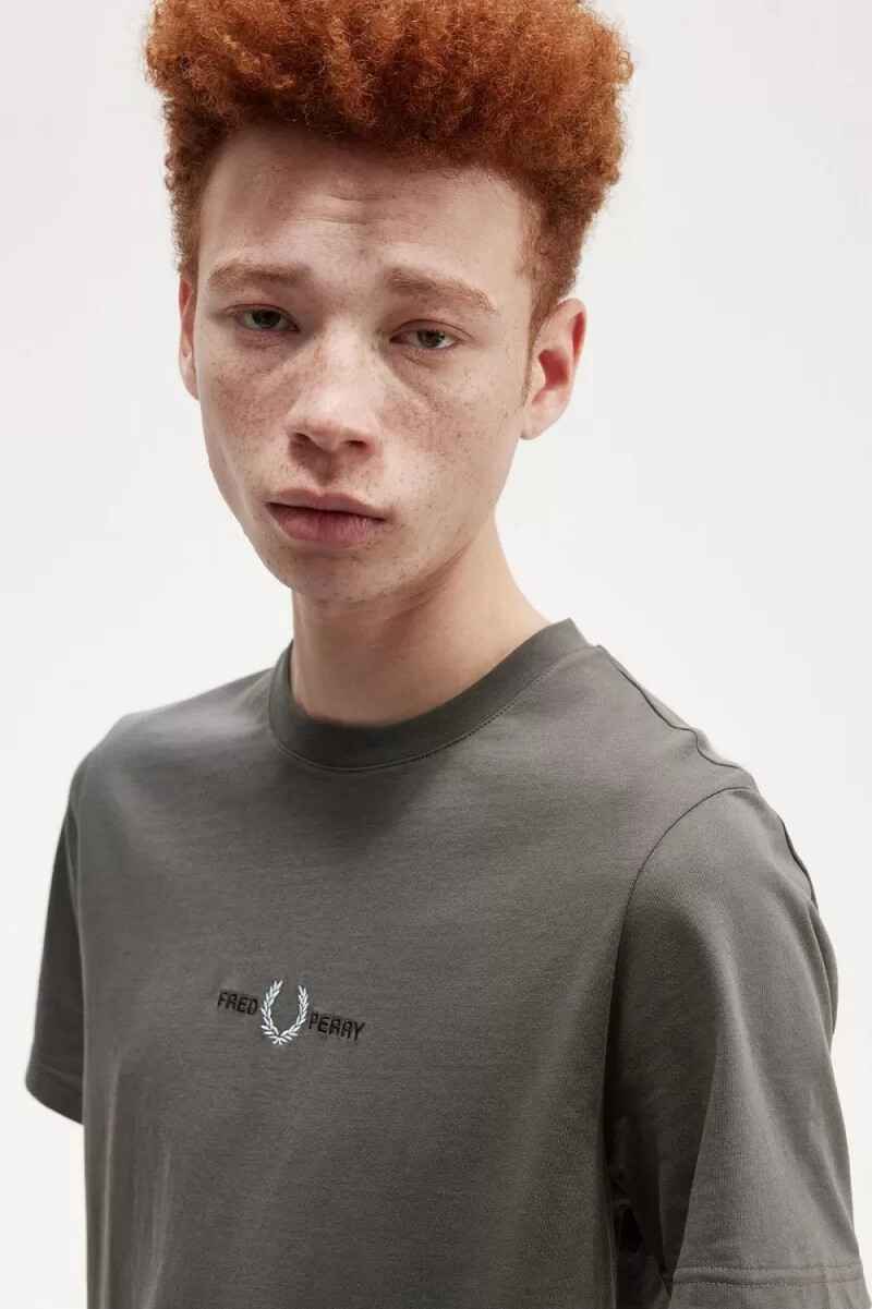 maglietta da uomo ricamata fred perry colore verde campo