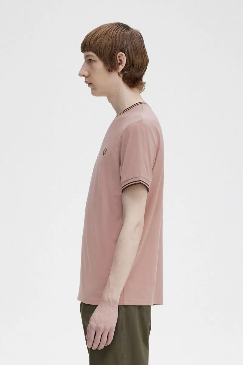fred perry twin tipped t-shirt da uomo rosa scuro whisky marrone