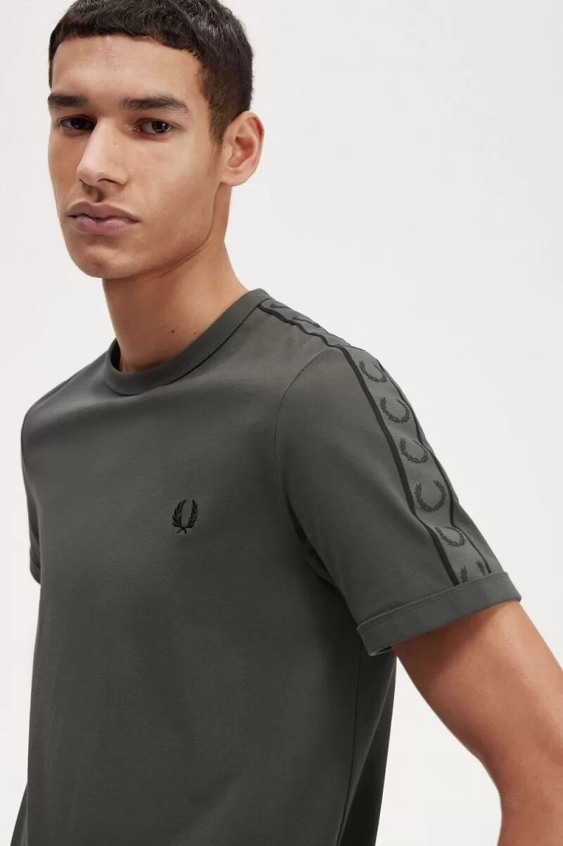 fred perry contrast tape ringer t-shirt da uomo verde campo
