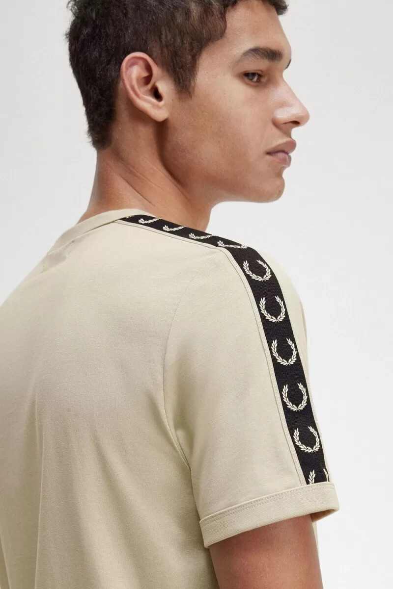 fred perry contrast tape ringer t-shirt da uomo colore nero menta chiaro