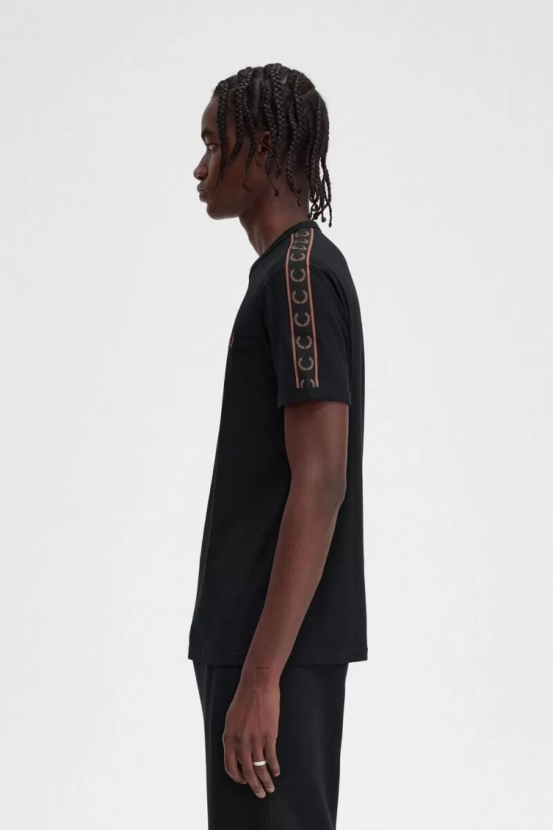 fred perry contrast tape ringer t-shirt da uomo nera whisky marrone