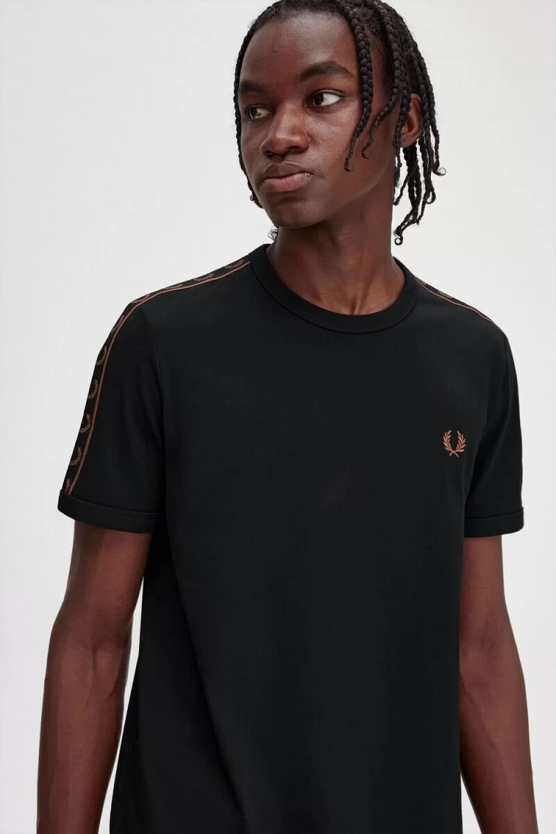 fred perry contrast tape ringer t-shirt da uomo nera whisky marrone