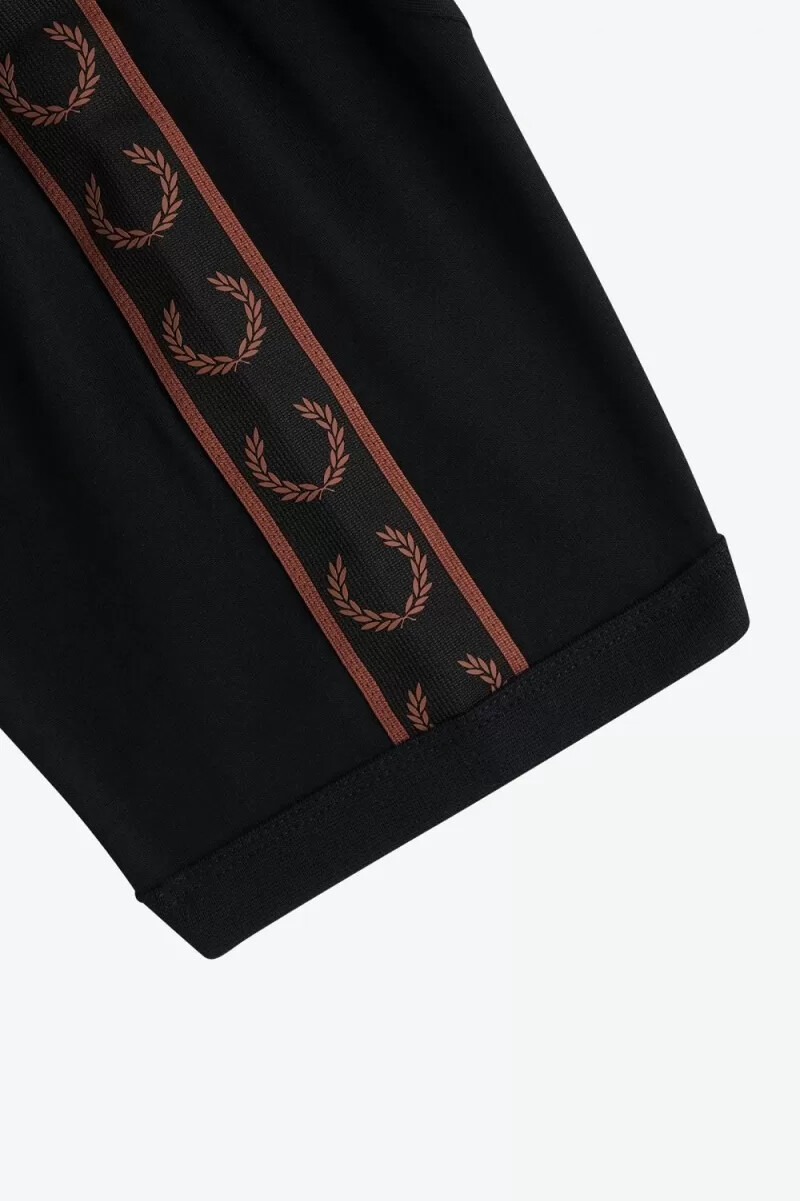 fred perry contrast tape ringer t-shirt da uomo nera whisky marrone