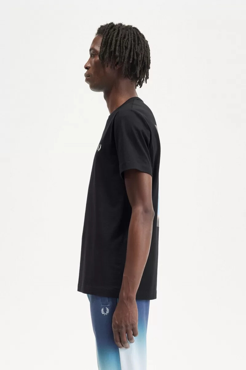 fred perry maglietta da uomo con grafica astratta nera e bianca