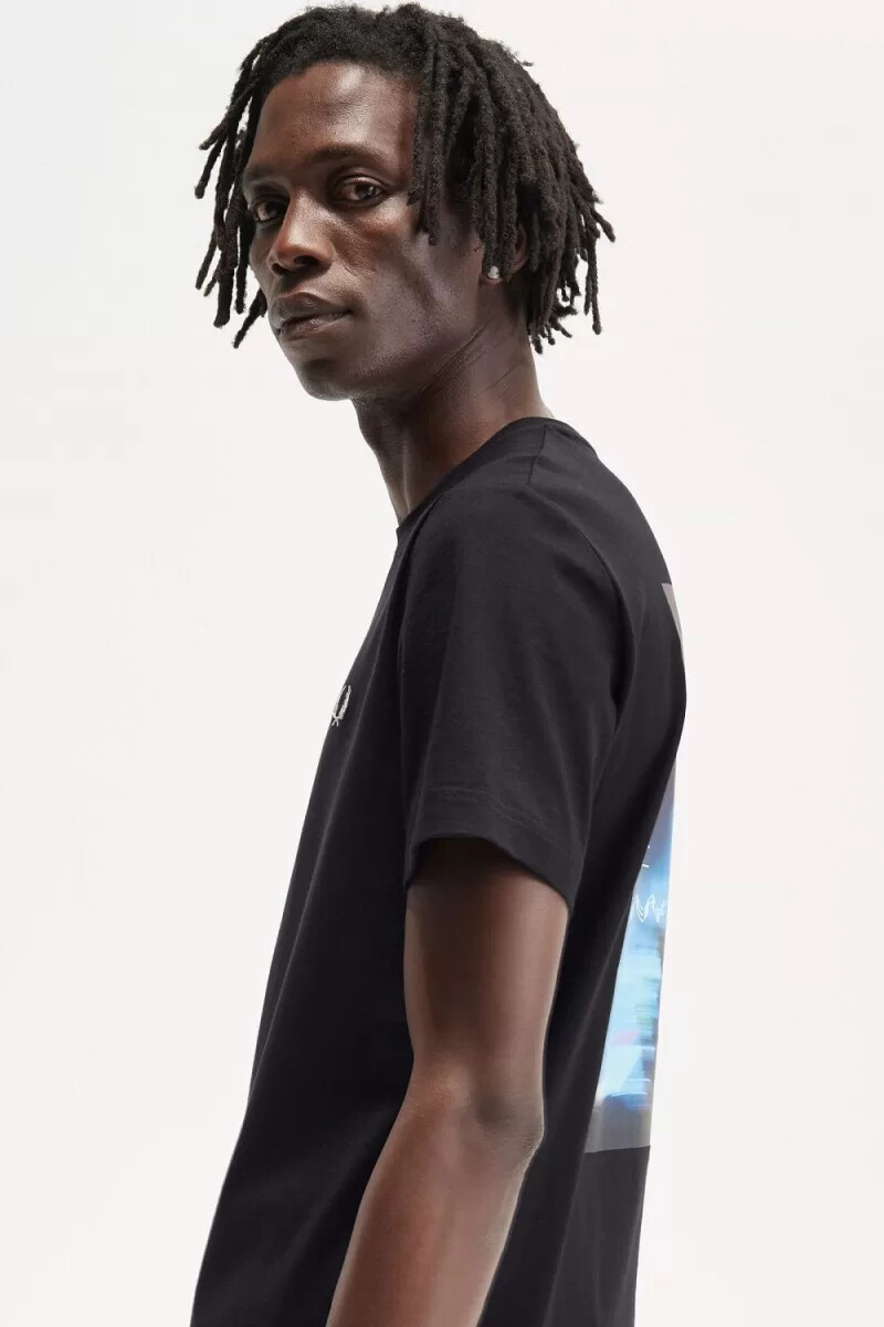 fred perry maglietta da uomo con grafica astratta nera e bianca