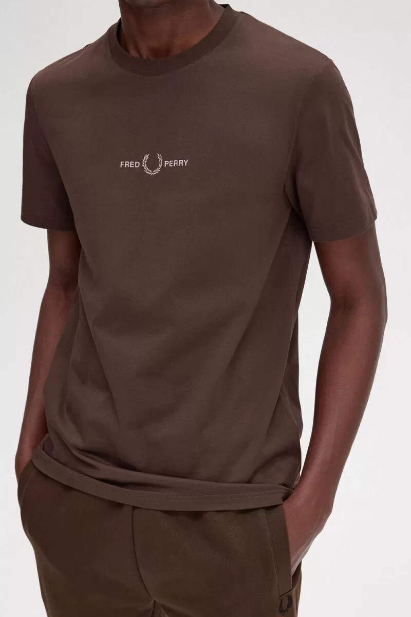 t-shirt da uomo ricamata fred perry color tabacco bruciato